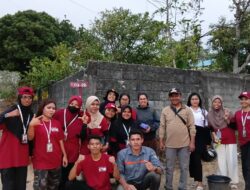 Mahasiswa KKN UM Kupang dan Aparat Desa Kesetnana Pasang Plang Nama Gang, Perkuat Identitas Wilayah