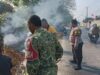 Peduli Lingkungan, Babinsa dan Warga Karangmekar Kompak Bersihkan Bahu Jalan