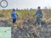 Babinsa Koramil 402-13/Sungai Menang Berjibaku Padamkan Karhutla di Desa Sungai Tepuk