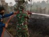 Babinsa Koramil 402-07/Indralaya Padamkan Kebakaran Tumpukan Sampah di Kelurahan Timbangan