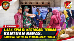 1.484 KPM di Kertasari Terima Bantuan Beras, Babinsa Pastikan Penyaluran Tertib
