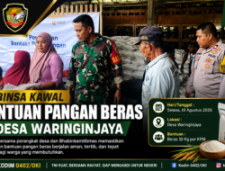 Babinsa Kawal Bantuan Pangan Beras di Desa Waringinjaya