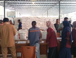 Mahasiswa KKN UMKoe Bantu Kelurahan Kelapa Lima Salurkan Bantuan Beras kepada Warga