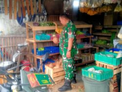 Babinsa Koramil Pebayuran Pantau Harga Sembako, Stok Kebutuhan Pokok Dipastikan Aman