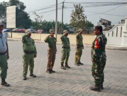 Babinsa Gembleng Linmas Desa Burangkeng, Bekali PBB dan Penguatan Keamanan Lingkungan