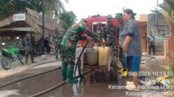 Di Tengah Kemarau Panjang, TNI Hadir Membawa Harapan, Kodim 0402/OKI-OI Salurkan Air Bersih bagi Warga Desa Palem Raya