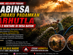 Babinsa Koramil 402-03/SP Padang Berjibaku Padamkan Karhutla Seluas 2 Hektare di Desa Batun