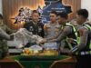 Polres OKI Berikan Kejutan HUT ke-81 TNI, Serahkan Tumpeng dan Makan Bersama di Makodim 0402/OKI