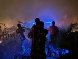 Gerak Cepat, Babinsa Pemulutan Padamkan Karhutla Seluas ±2 Hektare di Desa Simpang Pelabuhan Dalam