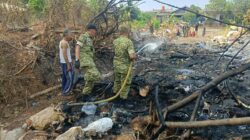 Api Lahap Lapak Limbah Plastik di Telajung, Koramil dan Damkar Bergerak Padamkan Kebakaran