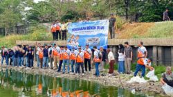 Perum Jasa Tirta II Tebar Benih Ikan di Rawa Kalong, Dorong Kelestarian Ekosistem Perairan