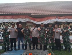 Wujud Sinergitas TNI-POLRI, Koramil 402-11/TS Beri Tumpeng HUT Bhayangkara Ke-77 ke Polsek