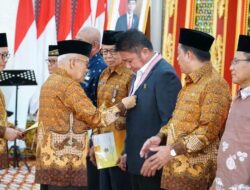 HUT ke 61 PWRI, HD Terima Piagam Penghargaan Wredatama Nugraha Utama