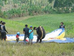 Uji Coba Penerbangan Paralayang, Bupati Enos Harap Paralayang Makin Diminati dan Ciptakan Atlet Berprestasi