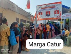 Antrian Panjang Terlihat Di Depan Balai Desa Marga Catur Kecamatan Kalianda Kabupaten Lampung Selatan