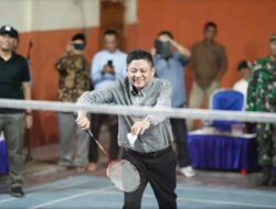 Lakukan Servis Pertama, Bupati Enos Buka Turnamen Badminton Trikarya Cup 2023