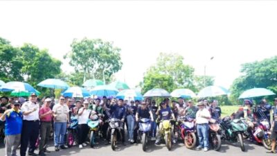 Tunggangi Sepeda Motor bersama Istri, Bupati Enos Resmi Buka Final Kejurda IMI