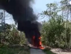 Diduga Bermuatan BBM, Satu Unit Mobil Hangus di Lalap Sijago Merah