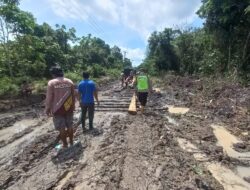 Bhabinkamtibmas Pantau dan Perbaiki Kerusakan Jalan