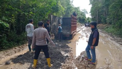 Manfaatkan Bongkaran Tol, Polisi dan Warga Gotong Royong Perbaiki Jalan Cengal-Sungai Jeruju