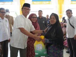 Pj. Bupati OKI Salurkan 550 Paket Sedekah ASN kepada Kaum Dhuafa