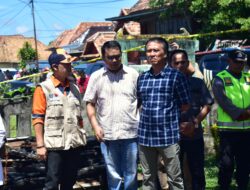 Pj. Bupati OKI Sambangi dan Beri Bantuan Korban Kebakaran di Pedamaran