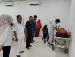 Pj Bupati OKI Jenguk Korban Kecelakaan Bus Studi Tour Asal SDN OKUT