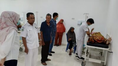 Pj Bupati OKI Jenguk Korban Kecelakaan Bus Studi Tour Asal SDN OKUT