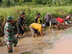 Warga Distrik Tomage Peduli Lingkungan, Bersama Babinsa Kodim 1803/Fakfak Warga Bersihkan Saluran Air