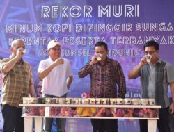 Warga OKI Turut Pecahkan Rekor Muri Minum Kopi Serentak di Pinggir Sungai