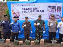 Jelang Hari Bhakti Adhyaksa, Kejari OKI Gelar Aksi Sosial Bedah Rumah