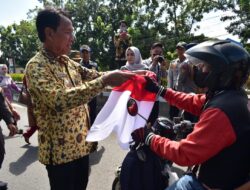 Pemkab OKI Bagikan 1.500 Bendera Merah Putih