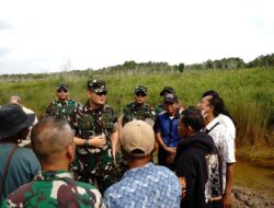DANDIM 0402/OKI DAMPINGI DANREM 044/GAPO TINJAU LOKASI PROGRAM OPTIMALISASI LAHAN RAWA DI KEC. CENGAL