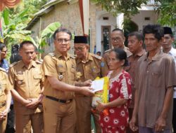 Pj Bupati OKI Serahkan Bantuan untuk Korban Kebakaran Srinanti