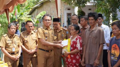 Pj Bupati OKI Serahkan Bantuan untuk Korban Kebakaran Srinanti