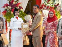 Pj Bupati OKI Serahkan Penghargaan ke 45 Anggota Paskibraka