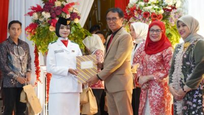 Pj Bupati OKI Serahkan Penghargaan ke 45 Anggota Paskibraka