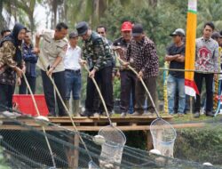 Muhammad Farid Serahkan Bantuan Exavator dan Panen Ikan Patin Desa Sungai Rengit