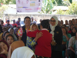 Menangis dan Terharu Dipelukkan Ny.Ratnawati RHS: Rumpik Dibantu Dana Umroh