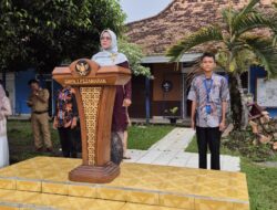 Peringati Hari Kartini, Upacara Bendera di SMPN 1 Pedamaran Dipimpin Para Kartini Muda Berkebaya