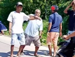 Aksi Nekat di Fakfak: Mabuk dan Palang Jalan, Anak Ini Ditarik Paksa Pulang Oleh Orangtuanya
