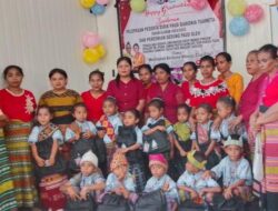 Bunda PAUD Diakonia Tuameta Memberikan Souvenir kepada Peserta Didik yang Lulus
