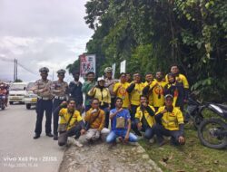 Driver Maxim Fakfak Bagikan 300 Bendera Merah Putih, Ajak Warga Tingkatkan Nasionalisme