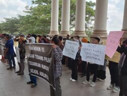 Warga Desa Ulak Segara Berdemo, Tuntut Pemecatan Kades Tersangka Perzinahan