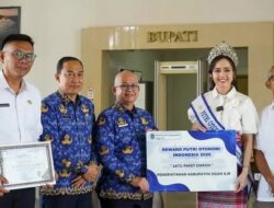 Pemkab Ogan Ilir Beri Apresiasi kepada Putri Otonomi Indonesia 2025, Sekda Muhsin Abdullah Serahkan Reward Umroh