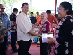 Gerak Cepat !! Bupati Askolani Serahkan Bantuan Seragam Sekolah dan Sembako Bagi Anak dan Warga Terdampak Kebakaran