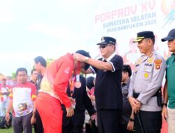 Bupati HM Toha Tohet, SH Serahkan Langsung Medali Sepak Bola PORPROV XV Sumsel