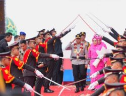 Tradisi Pedang Pora Warnai Pelepasan Irjen Pol Andi Rian R. Djajadi di Mapolda Sumsel