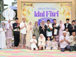 Hj. Bertha Hadir di Tengah Jamaah Menjadi Simbol Kebersamaan antara Pemerintah dan Masyarakat