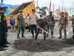 TNI-Polri Bersatu untuk Rakyat, Jalan Rusak di Exit Tol Kayuagung Ditambal Bersama